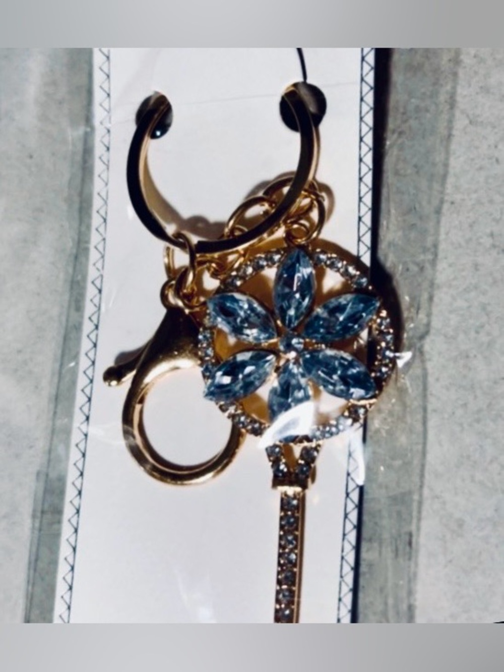 NWT Gold Key Crystal Slvr Flower Keyring  with Silver Accents in packaging
